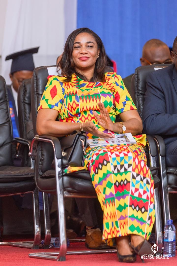 Hon. Mavis engaging with constituents